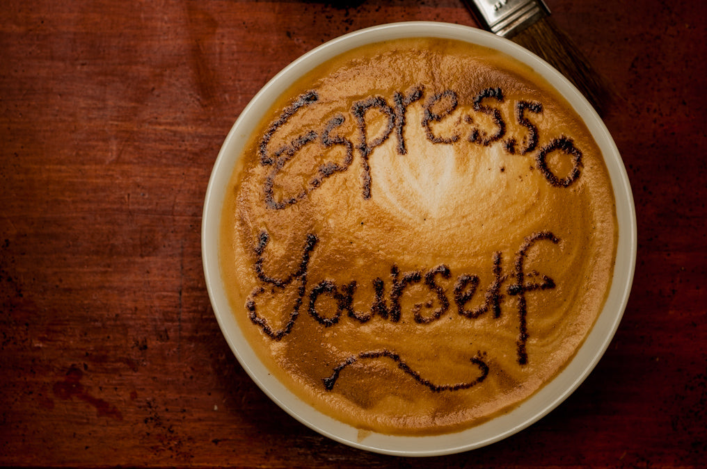 cinnibird design with chocolate powder on coffee